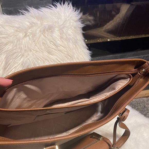 Michael Kors Saffiano Leather Handbag & wallet - Picture 7 of 10